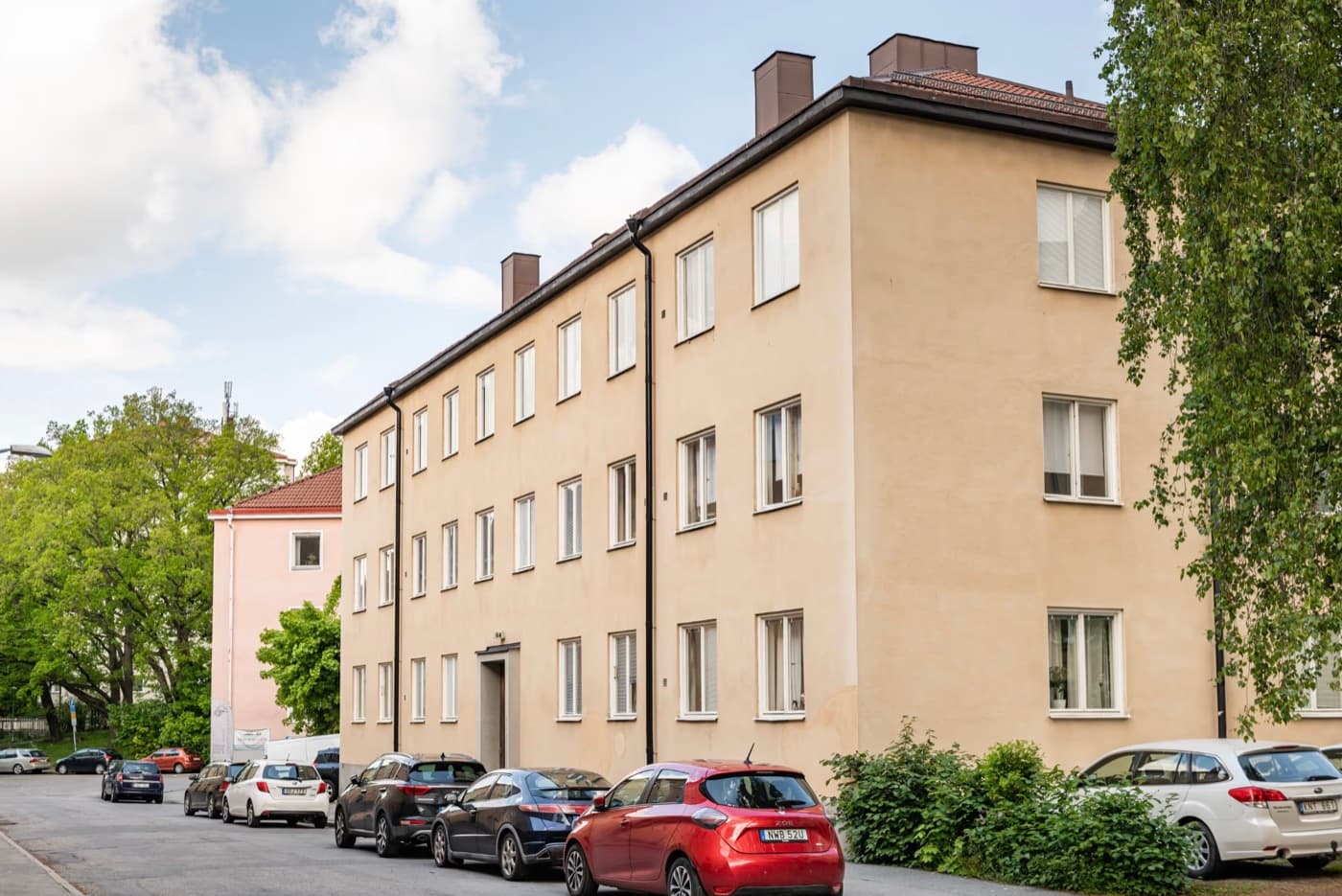 Fasad sommar med grönska